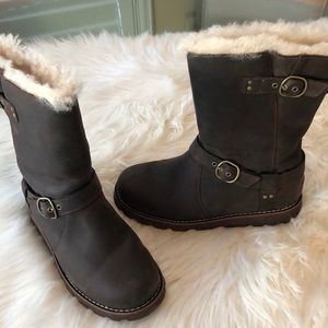 UGG BOOT BROWN LEATHER SZ 6W BaRELY WORN